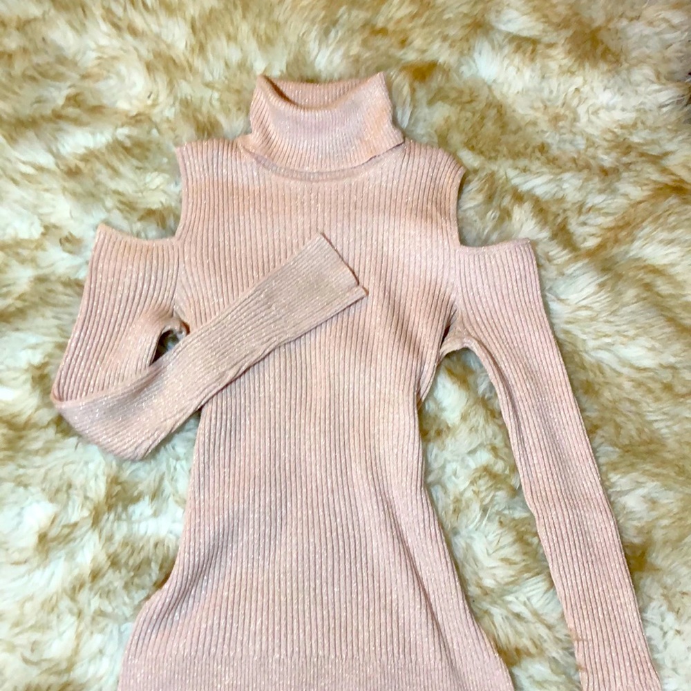 Turtle neck cold shoulder